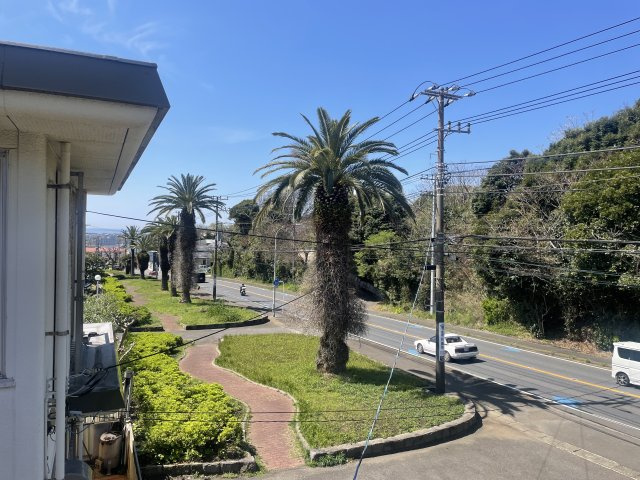 バルコニーから少し覗くと相模湾が遠望できます。