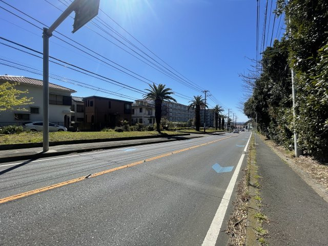 道路からも海が遠望でき、開放的な環境です。