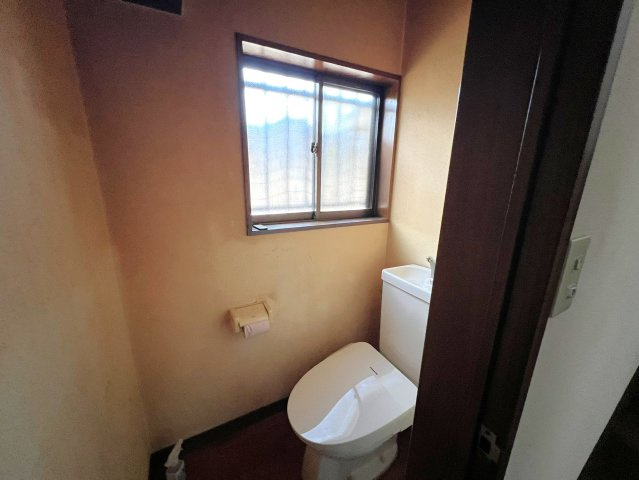 窓付きで自然光が入り、明るく清潔感のあるトイレ空間。換気がしやすく、湿気やにおいがこもりにくい点も魅力です。居室から独立した配置のため、来客時も気兼ねなく使いやすい設計となっています。