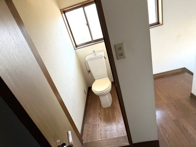 窓付きで自然光が入る明るいトイレ空間。換気がしやすく、湿気やにおいがこもりにくい点も安心です。独立した配置のため、家族はもちろん来客時も気兼ねなく使いやすい、日常性に配慮された設計です。