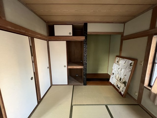 押入と床の間を備えた和室で、布団や季節物の収納に便利な使い勝手の良い空間。天井や柱には木の風合いが残り、和室ならではの落ち着いた雰囲気。居室としてはもちろん、客間やくつろぎの場としても活躍。