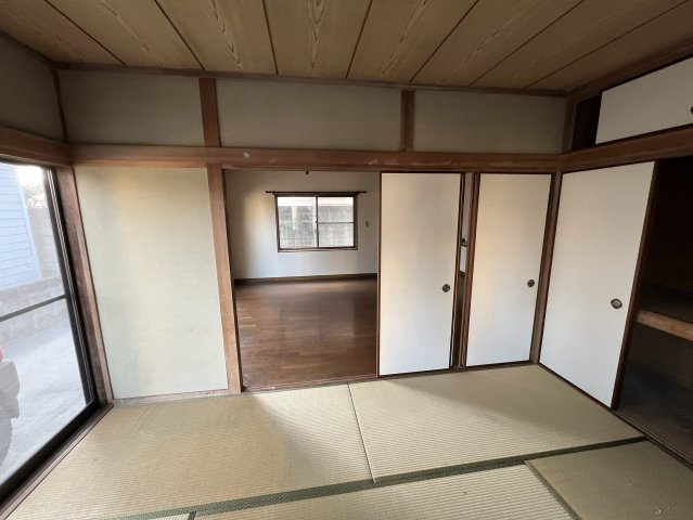 隣接する洋室と引き戸でつながる和室。扉を開けることで一体空間として利用でき、開放感のある使い方が可能です。家族が集まる場や来客時など、シーンに応じて柔軟に使える点が魅力です。