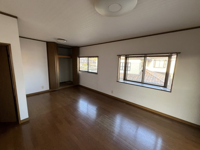 室内全体を見渡せる角度の洋室。開口部があり、風通しと採光を確保しています。生活動線も考えやすく、日常使いの居室として無理のない広さを備えています。