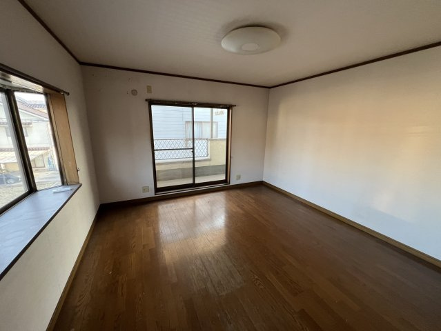 フローリング仕上げの洋室は、シンプルで家具配置がしやすい空間。窓からの採光があり、日中は明るく過ごせます。寝室や趣味部屋など、多目的に活用できる使い勝手の良さが魅力です。