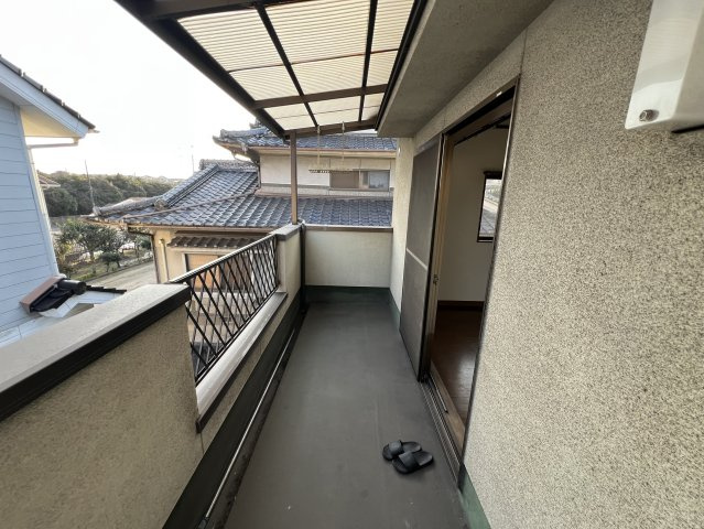 屋根付きのバルコニーは、天候を気にせず洗濯物が干せる実用的な空間。奥行きがあり、物干しスペースとしてだけでなく、ちょっとした外気浴や気分転換にも活用。室内からの出入りもスムーズです。
