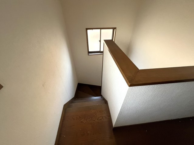 窓から自然光が差し込む明るい階段スペース。昼間は照明に頼らず移動でき、開放感のある印象。手すり付きで昇り降りもしやすく、日々の生活動線として安心感。上下階をつなぐ空間として、落ち着いた雰囲気が魅力。
