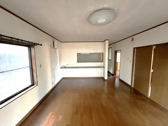 カウンター付きキッチンが特徴のLDK。調理中でもリビングの様子を見渡せ、家族との会話が自然と生まれます。配膳や片付けもしやすく、日々の家事を支える使い勝手の良い配置です。