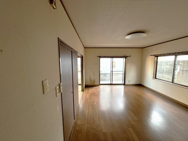 隣接する和室と一体利用することで、さらに広がりを感じられるLDK。普段使いはもちろん、来客時や家族が集まる場面でも柔軟に対応できる点が魅力です。