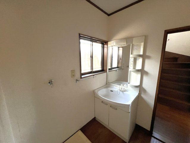 洗面台と洗濯機置場を備えた脱衣室は、日常使いに十分な広さを確保。窓付きで採光・換気ができ、湿気がこもりにくい環境です。入浴・洗濯・身支度の動線がまとまり、家事効率の良さが感じられます。