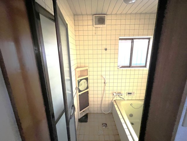 洗い場と浴槽にゆとりのある浴室。手すりが設置されており、立ち座りの動作も安心です。家族みんなが使いやすく、日々の入浴時間を快適に支えてくれる設計となっています。
