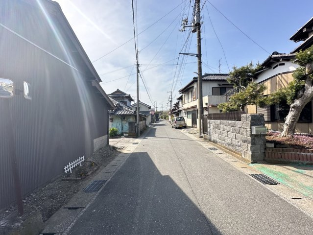 敷地は広々95坪超！　日当たり良好です！　お好みのプランでマイホームをご計画ください！　家計に優しい都市ガスエリア。　周辺には教育施設、ショッピングモールなど商業施設が充実！　暮らしやすい住環境です♪