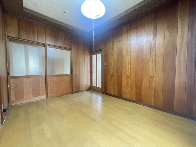 木目調の壁が印象的な洋室は、落ち着いた雰囲気で温かみのある空間。ダイニングへと続いており、家族の気配を感じながら過ごせるつながりのある間取りです。生活空間の一部として使いやすい洋室です。