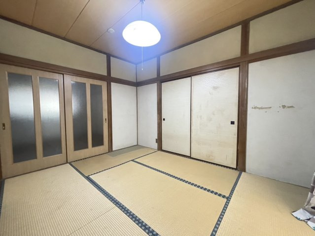 ふすまや木枠の建具が和の趣を感じさせる落ち着いた空間。二方向に開口部があり、採光・通風ともに優れています。リフォームを施すことで、より快適で現代のライフスタイルにも合う和室へとアレンジできます。