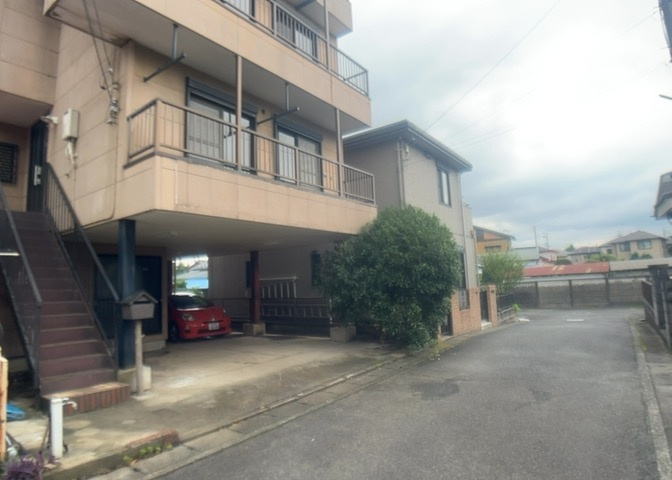 住宅用の土地では前面道路に2m以上接していなければならないと法律で定められています。しかし、お持ちの車のサイズやライフスタイルなどにより、2mでは利便が悪い場合もございますので、事前に確認しましょう。