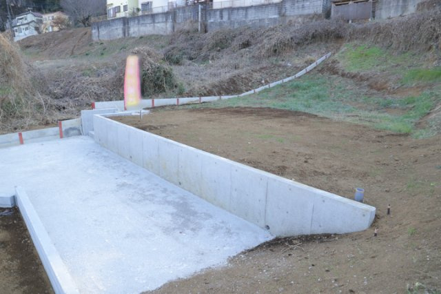 土地の形が極端に長細かったり、狭小地、あるいは道路との高低差がある傾斜地だった場合、後々売ろうとしても買い手がつかない場合もあります。後々、売却することになった時に価値の下がらない土地を選びましょう。
