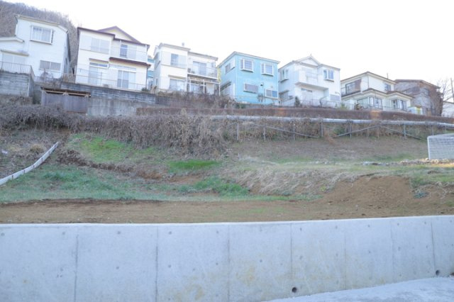 土地の面積＝住宅面積ではありません。建ぺい率の問題などで、土地のある場所によって住宅を建てられる面積は限られています。高さもしかり、「土地」という言葉の中には、建築条件も含まれると考えておきましょう。
