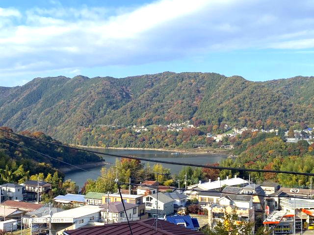 津久井湖を望む眺望　紅葉も楽しめます（11/15撮影）