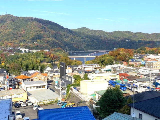 津久井湖を望む眺望　紅葉も楽しめます（11/15撮影）