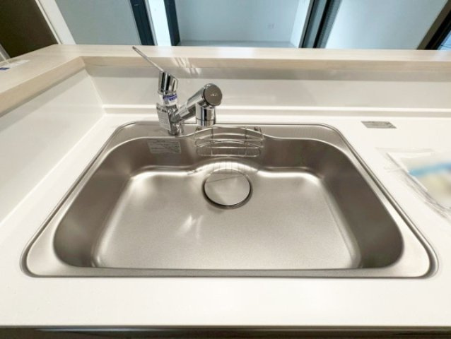 食器や野菜などの水洗いがハンドシャワーのついた水栓で快適。浄水器一体型なので便利です。