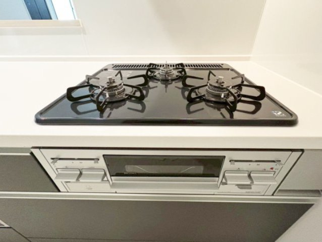 三口コンロ。料理提供時間が自由自在です