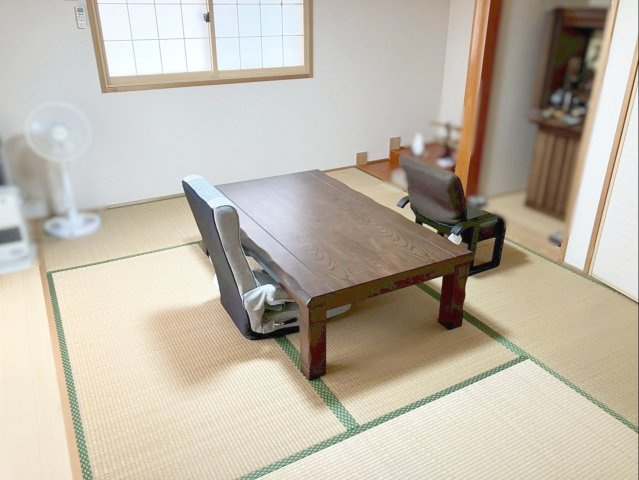 床の間と仏間を備えた趣ある和室です！