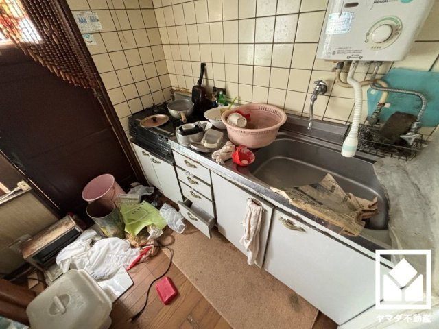 キッチンは空間を有効活用できる壁付けタイプ。キッチン横には勝手口があり、換気やゴミ出しなどに便利です。昼間は手元が明るく、お料理がはかどります。