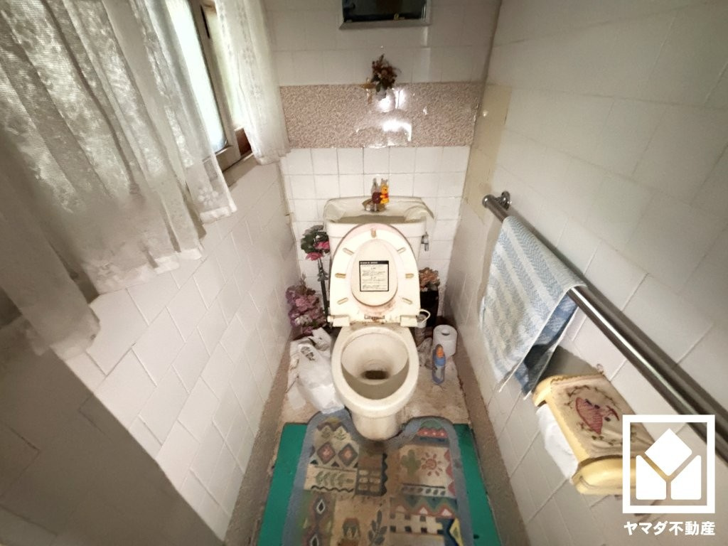 トイレにも小窓が設置されており、換気のしやすい空間になっています。明るく居心地の良いプライベートスペースです。
