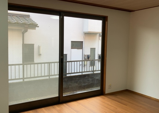 L型アイランドタイプは、キッチンからダイニングにもリビングにも目が行き届くので、とても使いやすい配置です。L字型独立タイプは、キッチンを独立させてるためLDKというよりもLDといった様なイメージです。