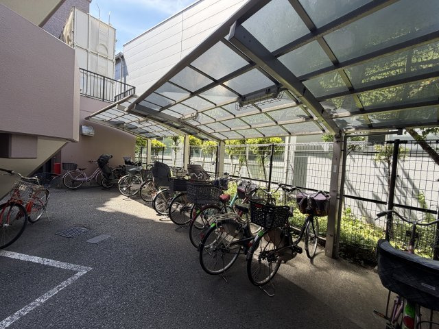 【駐輪場】屋根付きで、大切な自転車を雨から守る　整理整頓された駐輪場。屋根付きなので、雨の日でも自転車が濡れる心配がなく、劣化を防げます。