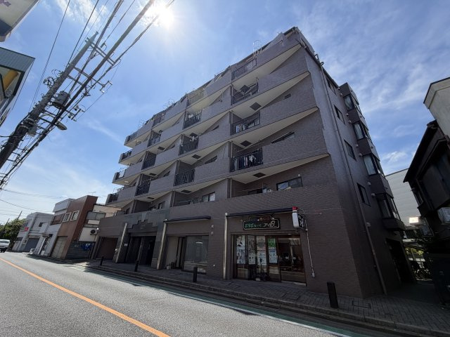 街並みに溶け込む、端正なフォルム　別角度からの外観ショット。周辺環境との調和も考えられた、飽きのこないデザインです。