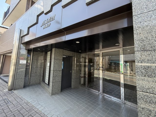 住まう人を誇らしく迎える、重厚感のある構え　石貼りの壁とガラス扉が、高級感と開放感を両立。日々の帰宅が楽しみになる、質感にこだわったアプローチです。