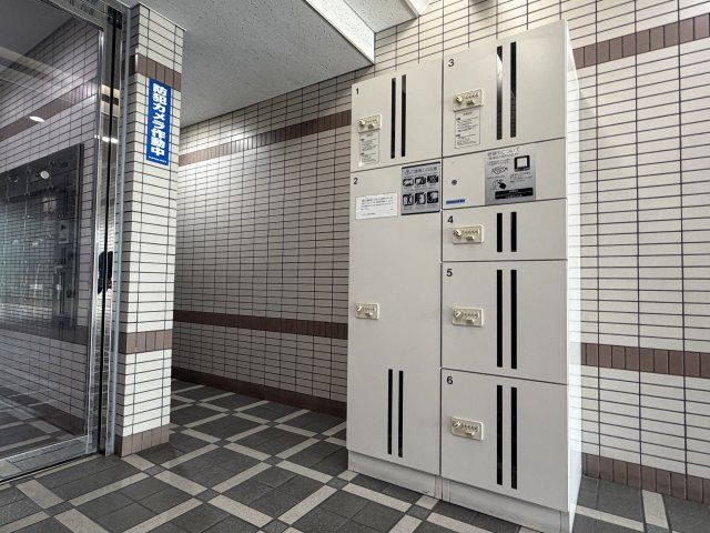 【宅配ボックス】不在時も荷物を受け取れる、現代の必須設備　24時間いつでも荷物を受け取れるため、帰宅時間が遅い方も安心。再配達の手間を省け、ストレスフリーな生活をサポートします。