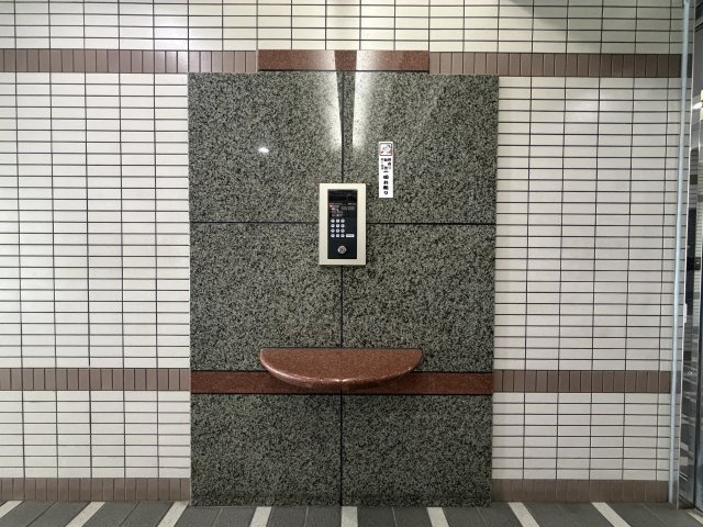 【オートロック】不審者をシャットアウト。安心のセキュリティ　エントランスにはオートロックを完備。訪問者を映像で確認でき、暮らしも安心です。