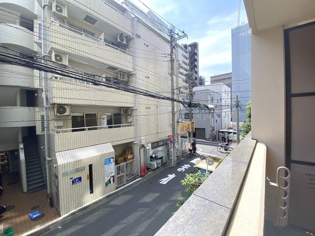 バルコニーから広がる開放的な景色が魅力。心地よい風を感じながらゆったりとした眺望を楽しめます。高い建物が隣接しておらず、プライベート感のある暮らしを叶えます。