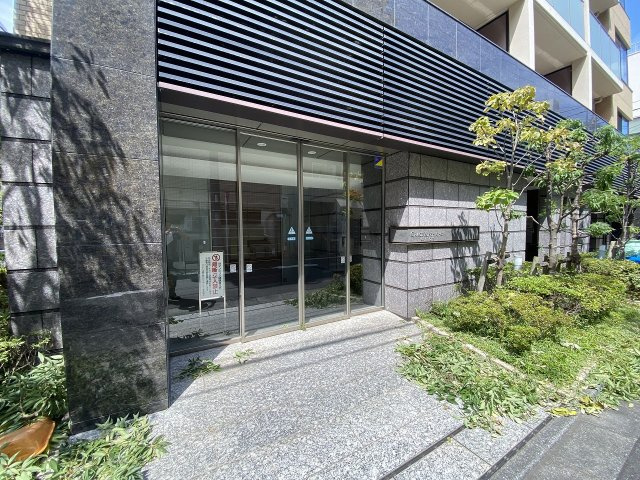 管理が行き届いた清潔感溢れるマンションのエントランス部分。居住者や訪れるゲストを温かく迎え入れる気品あるデザインで、住まいの第一印象を美しく引き立ててくれます。
