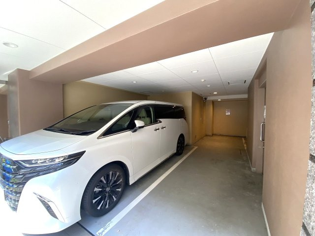 敷地内に整然と配置された使いやすい駐車場スペース。愛車を身近に保管できるため安心感があり、お買い物帰りのお荷物の運び出しや休日のお出かけも大変快適です。