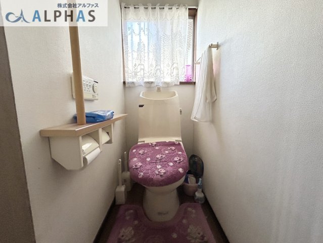◆小窓付きで自然換気可能♪　奥行のある使いやすい広さの個室トイレです♪