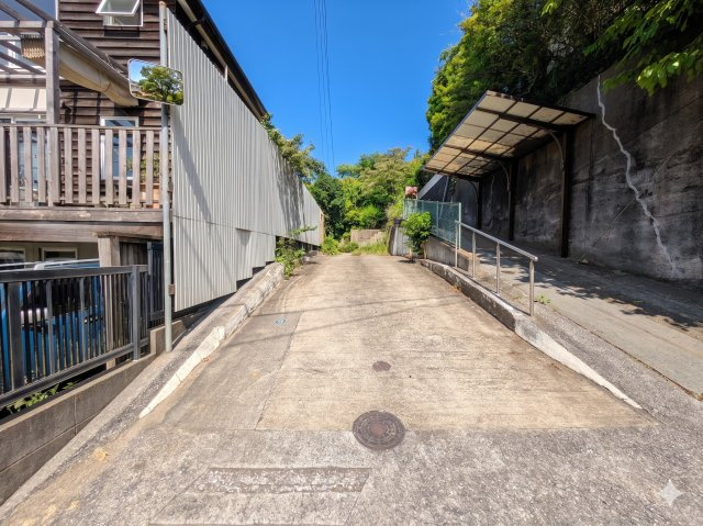 前面道路からの入り口です。　緩やかな勾配があるだけですので、車の出入りは全く問題ございません。