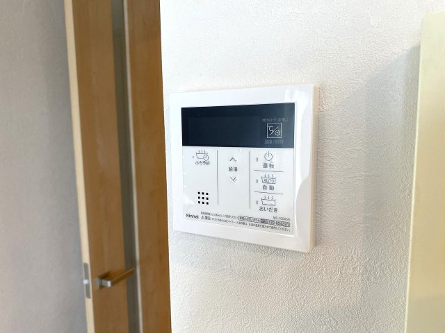 給湯リモコン。いつでも温かいお風呂を沸かすことができ、ご家族で入浴時間がズレても快適に過ごせます。