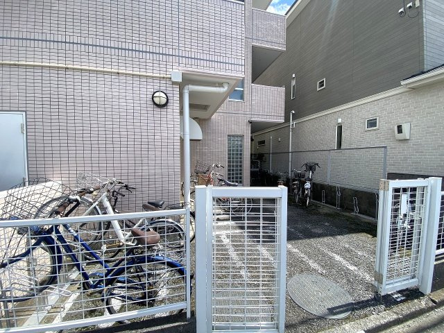 敷地内駐輪場。整理整頓されており、自転車の出し入れもスムーズに行える快適な共用部分です。