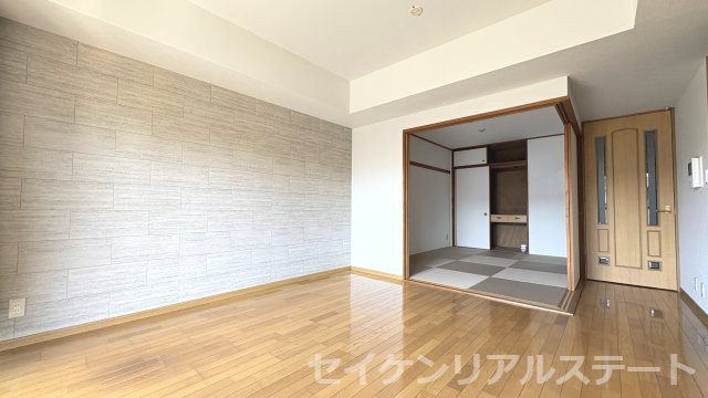 お洒落なアクセントクロス・南西向き陽当り良好です