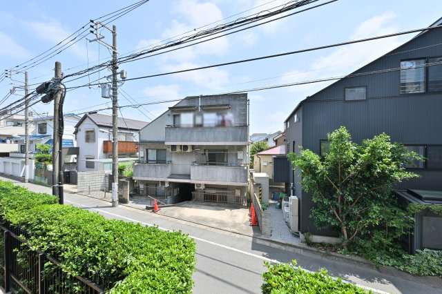大きな空が広がり心地よい風が抜ける開放的な眺望です！周辺は穏やかな住宅街で陽当たりも良好ですね♪