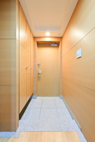 木目調の優しい風合いが迎えてくれる玄関です！ゆったりとしたアプローチで靴の脱ぎ履きもスムーズに行えます♪