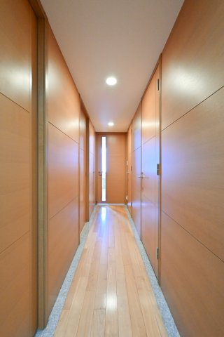 温かみのある木目壁が続く室内廊下です！フラットな床面でお子様もつまずきにくく安心安全に移動できます♪
