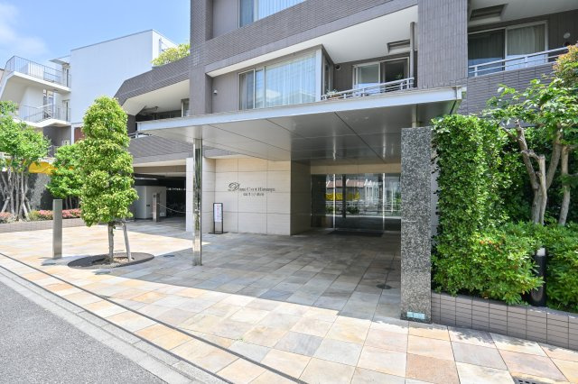 緑の植栽が美しく手入れされたゆとりあるアプローチです！道幅が広くお子様と手をつないで安全に通れます♪