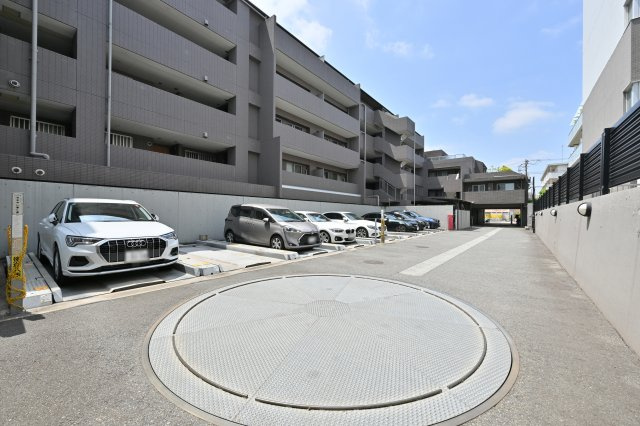 敷地内にはターンテーブル付きの駐車場を完備！前向きでスムーズに出庫でき日々のお買い物やお出かけも快適です♪
