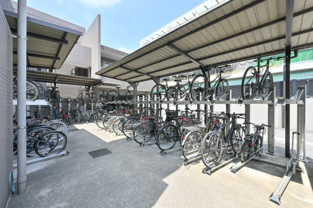 屋根付きで雨風を防げる敷地内駐輪場です！チャイルドシート付き自転車も出し入れしやすい広さですね♪