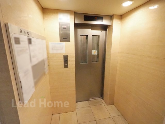 綺麗に清掃されたエレベーターホールです！段差のない設計でベビーカーでの移動やお出かけも快適です♪