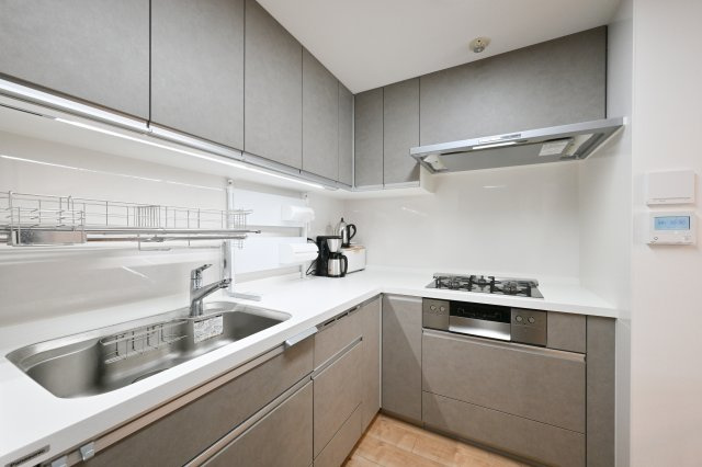 洗い物や下ごしらえが快適な幅広シンクのキッチンです！お手入れもしやすく清潔な空間を保てますね♪