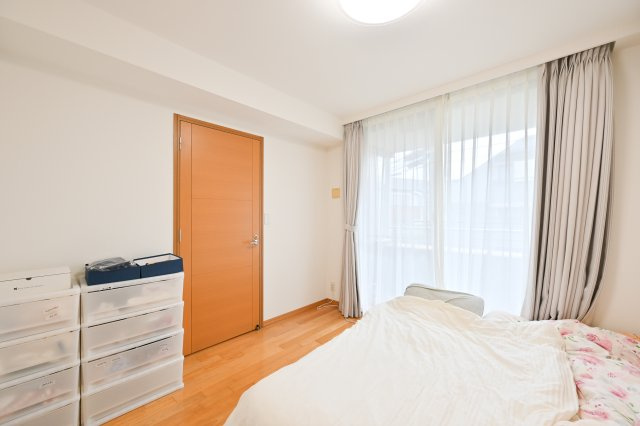 大きな窓から心地よい光が差し込む明るい洋室です！ベッドを置いてもゆとりがあり毎朝爽やかに目覚めます♪
